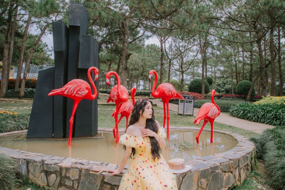 Vườn Hồng Hạc c&oacute; nhiều m&ocirc; h&igrave;nh chim hồng hạc duy&ecirc;n d&aacute;ng, nổi bật để bạn chụp ảnh